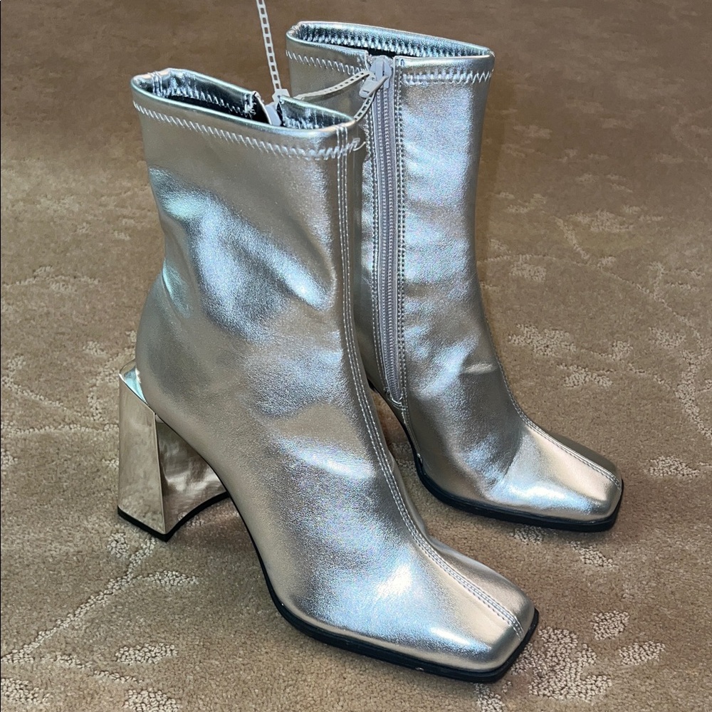 NWOB Gianni Bini Metallic Silver Zip Up Boots, Sz 6.5